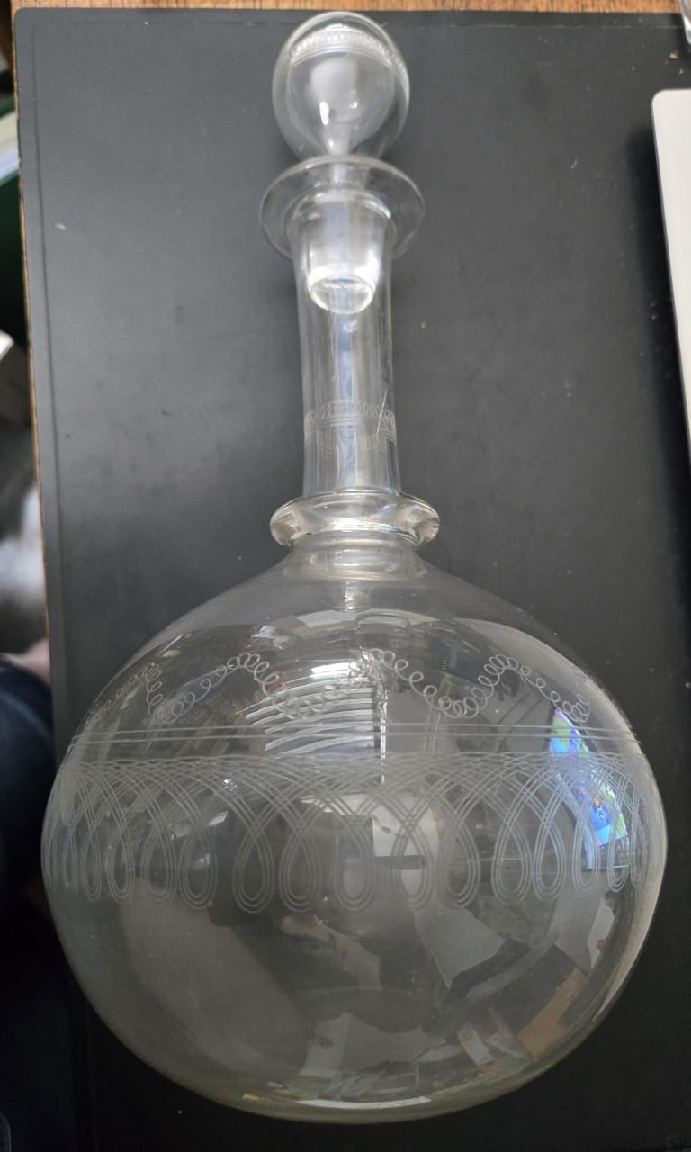 Antieke karaf met fijne zuur-ets gravures, Hoog 34 incl. stolp