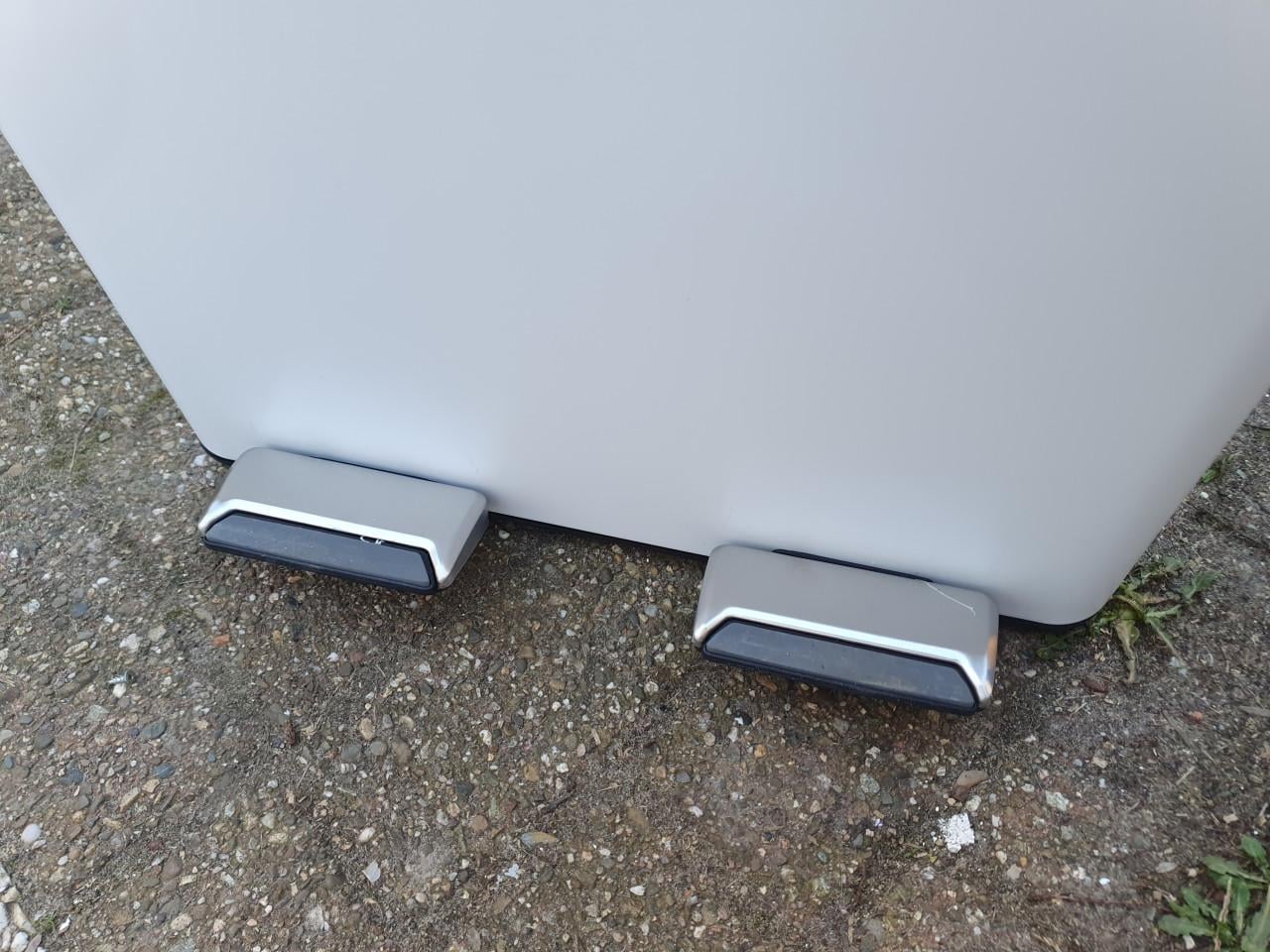 Bayt prullenbak 60 L wit | bijna nieuw, kleine deuk