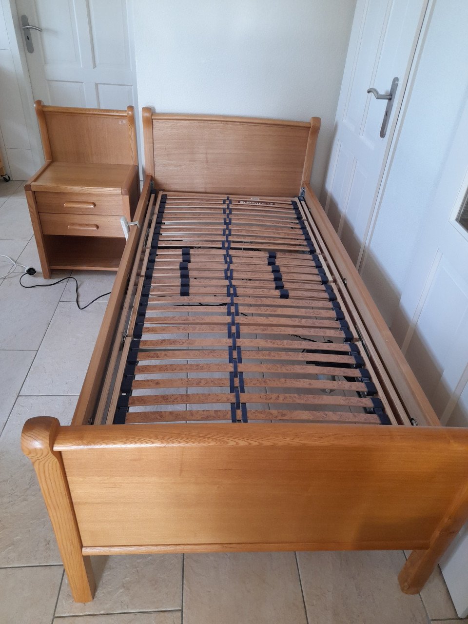 Elektrisch verstelbaar senioren bed 90 x 200( in goede staat) + nachtkastje