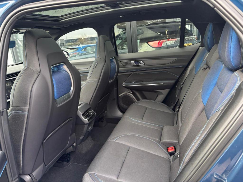 Lynk & Co 01 261pk phev, stuurverwarming, pano dak, carplay