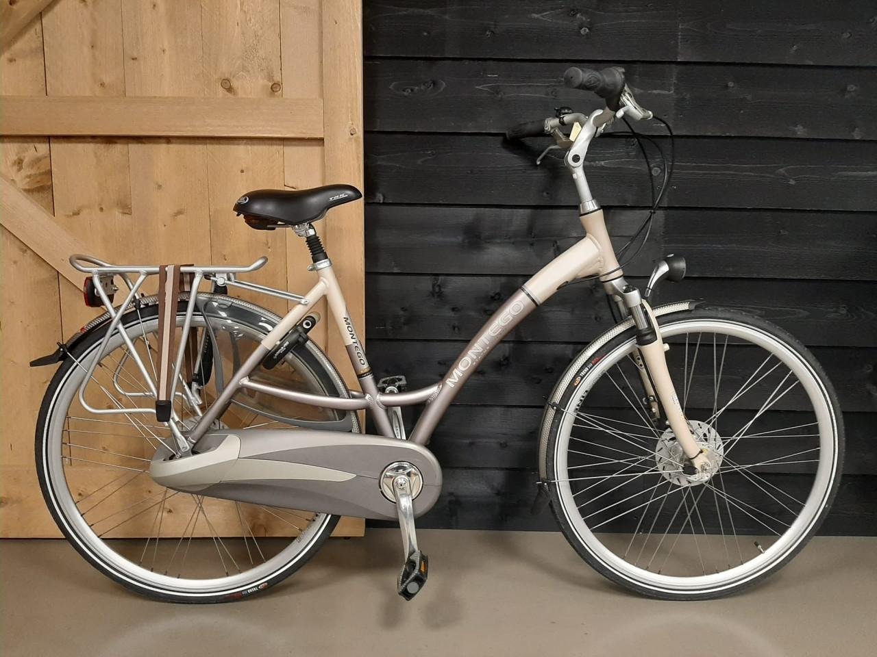 Zo goed als nieuwe Montego Status met 8 versnellingen