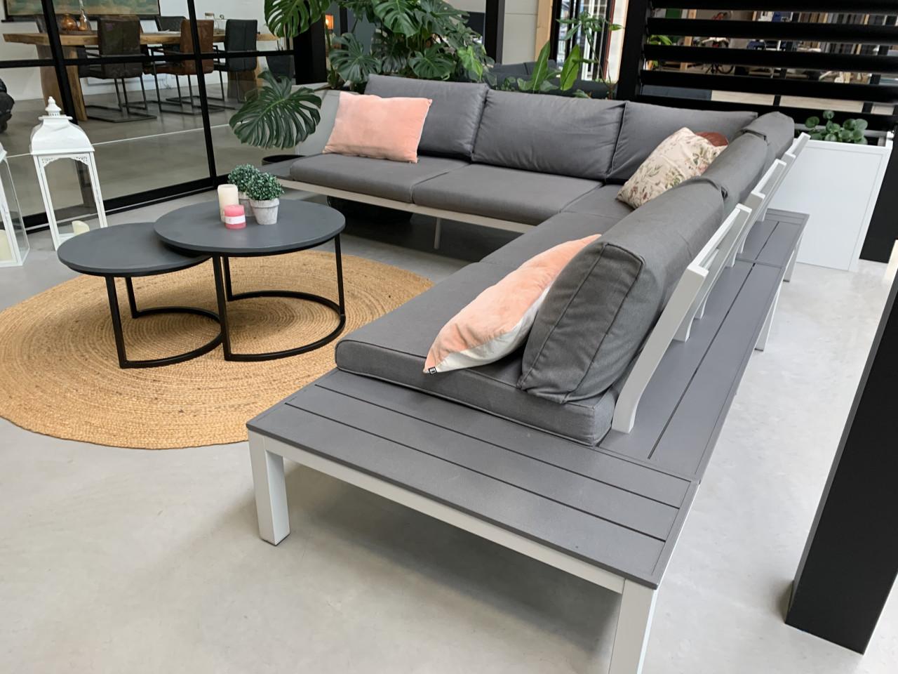 Alminium loungeset donker grijs met licht grijs, met tafels en kussens.