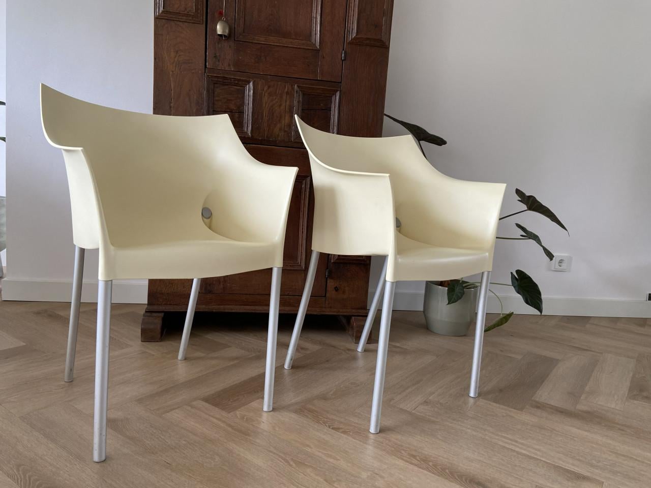 Design kuipstoelen Dr. NO van Philippe Starck, merk:Kartell. (2 stuks).