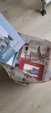 Boodschappentas vol boeken over Walcheren e.d.