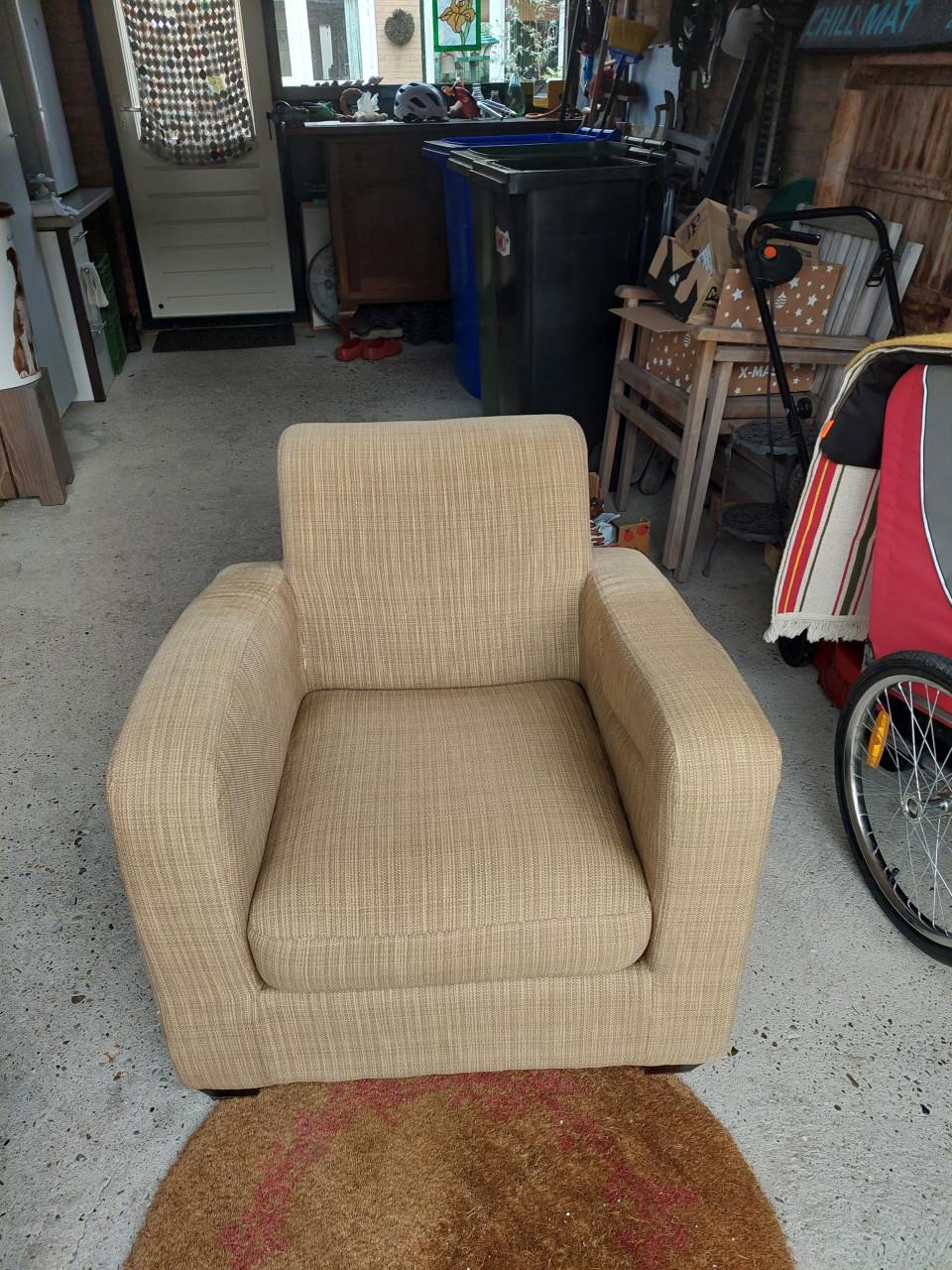 Stoel met bijzettafel