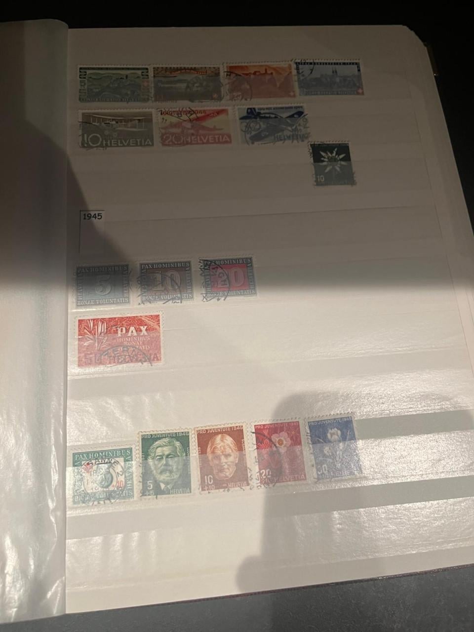 Kleine collectie Zwitserland in mooi album met gaaf blok!