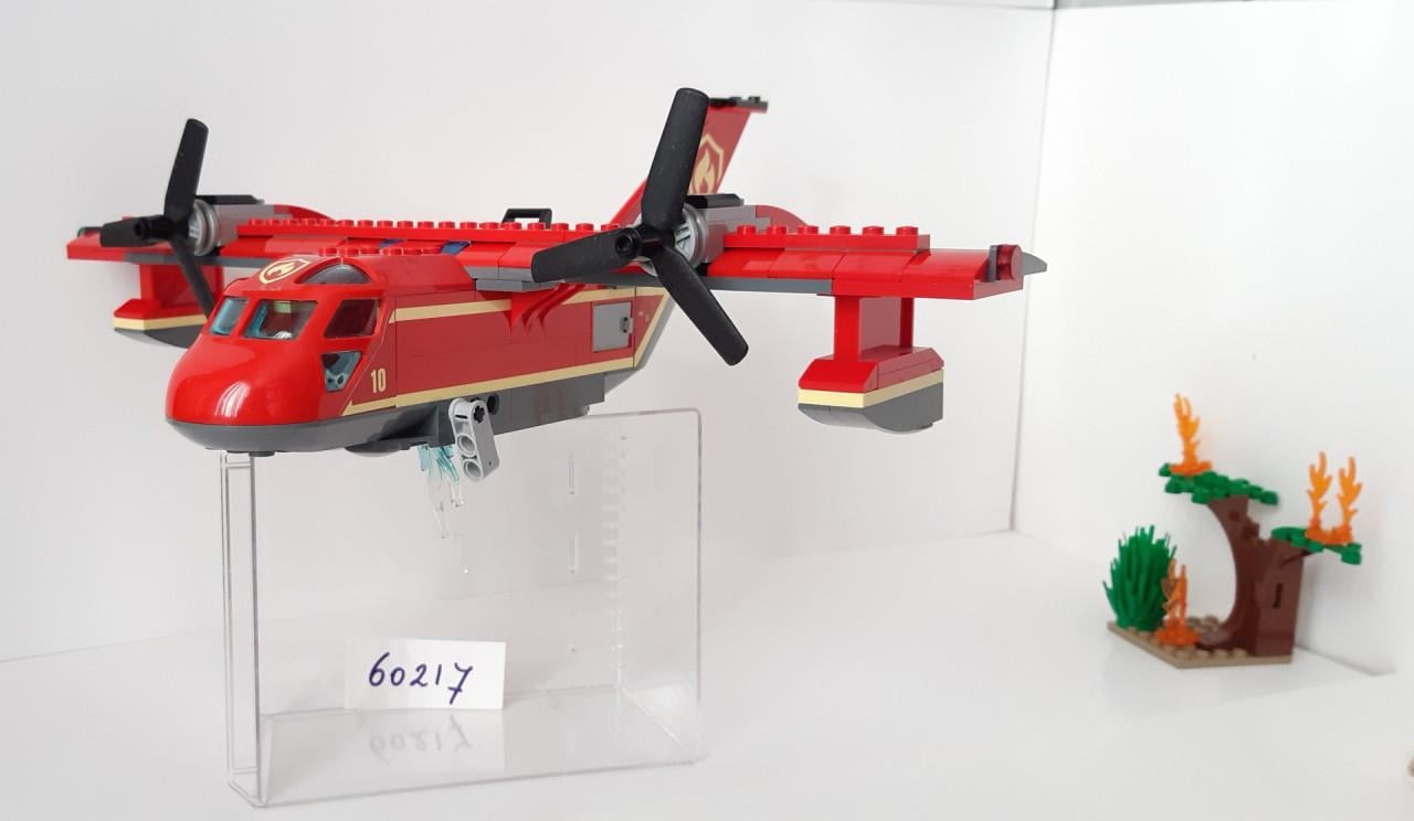 LEGO City 60217: Blusvliegtuig met auto en bomen