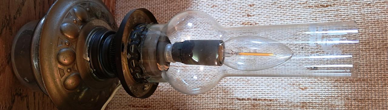 Stijlvolle goudkleurige antieke olielamp – nu elektrisch