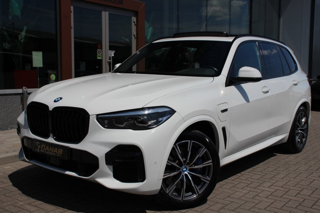 BMW X5 xdrive45e high executive | m pakket | pano | luchtvering | trekhaak 