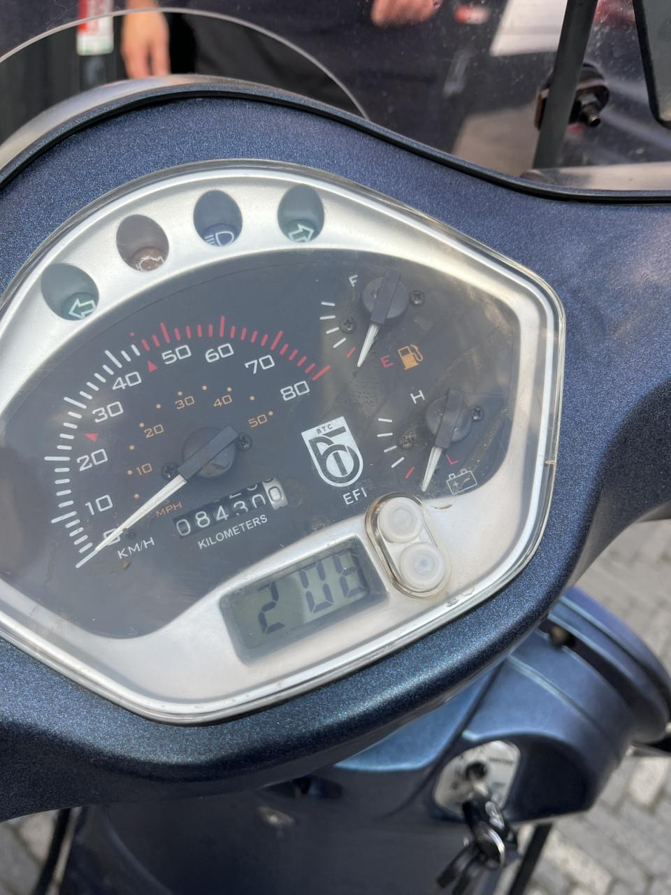 Te koop: blauwe metallic BTC Riva scooter