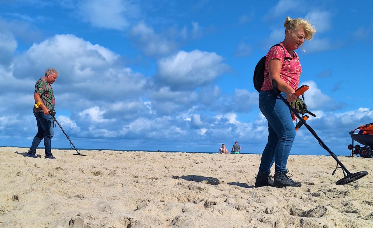 Metaaldetector activiteiten op strand