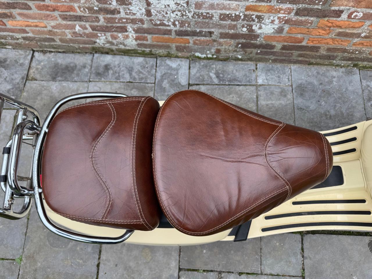 Hele mooie Vespa Piaggio c38, bruin lederen zadel uit 2010