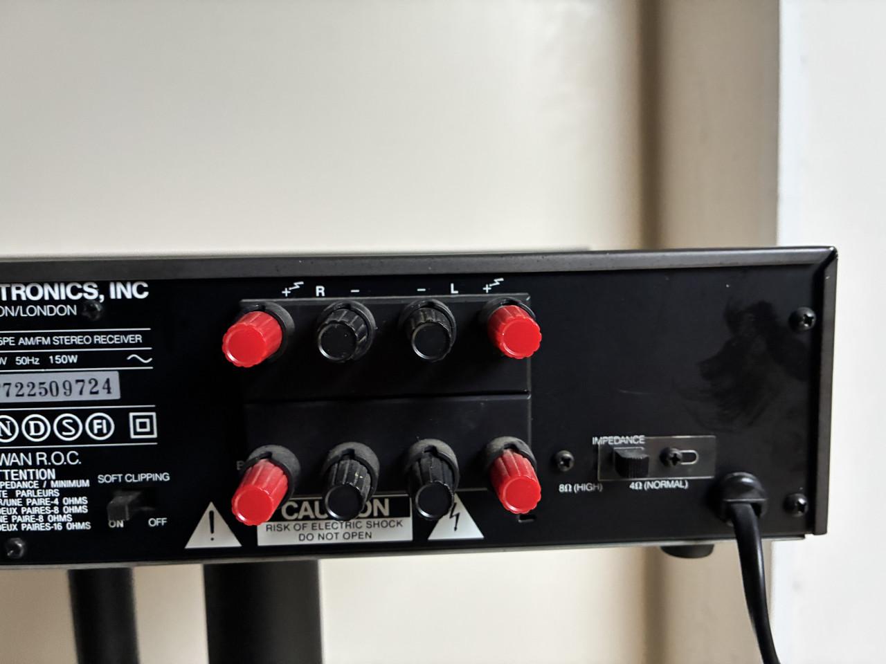 Versterker/tuner NAD 7225PE.