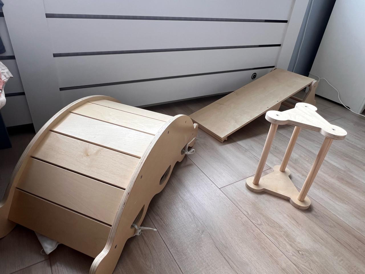 Houten schommelstoel en bankje