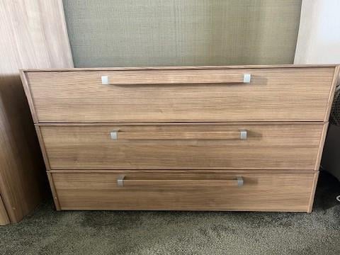 Kledingkast en nachtkastjes