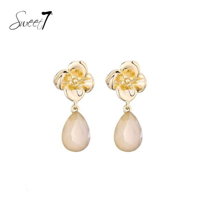 Oorbellen bloem design met zachte beige druppelvormige hanger