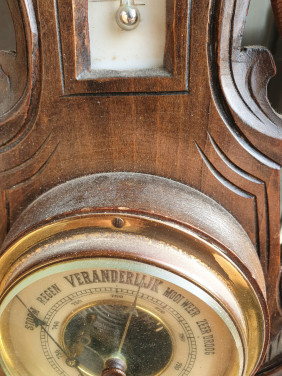 Mooie grote antieke weerstation, leuk houtsnijwerk, goede staat