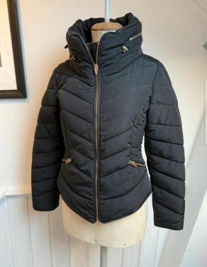 Zwarte winterjas maat 40 merk Zara