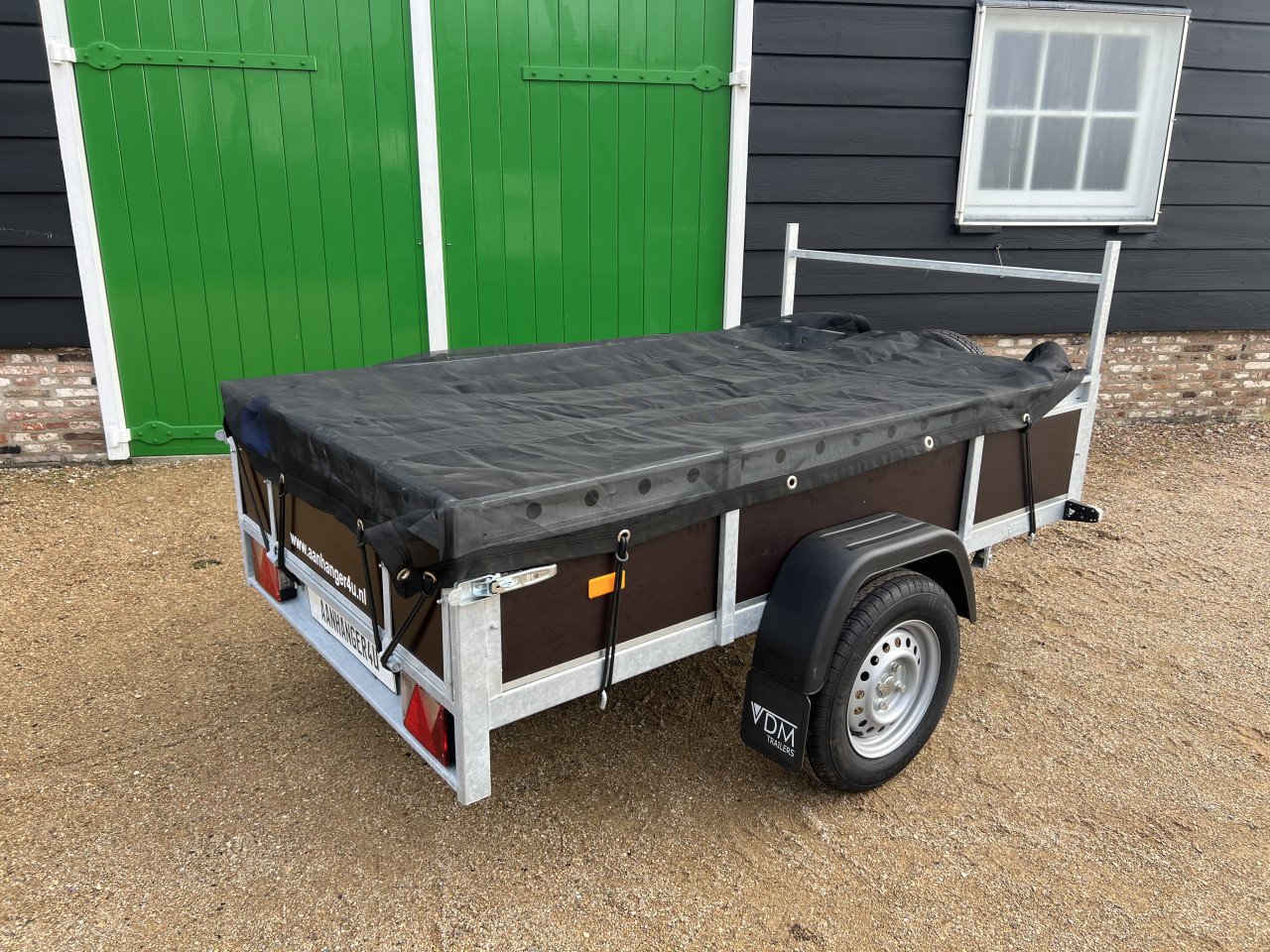 Nieuwe plateau wagens en andere aanhangers