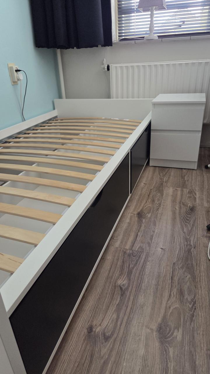 1 persoons bed (wit) ombouw + lattenbodum +  nachtkastje