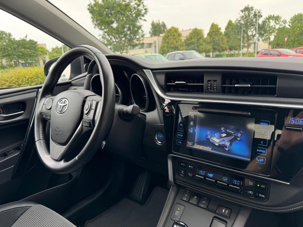 Toyota Auris 1.8 hybrid lease pro