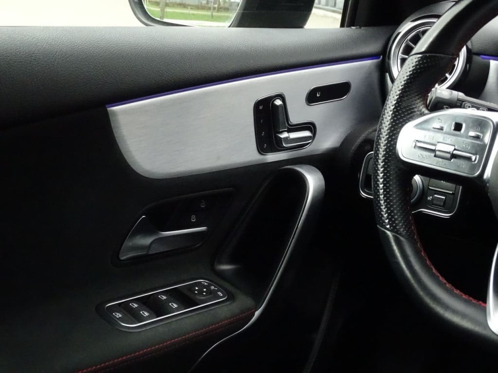 Mercedes-Benz A-Klasse 180 business solution amg | pano | led | el trekhaak
