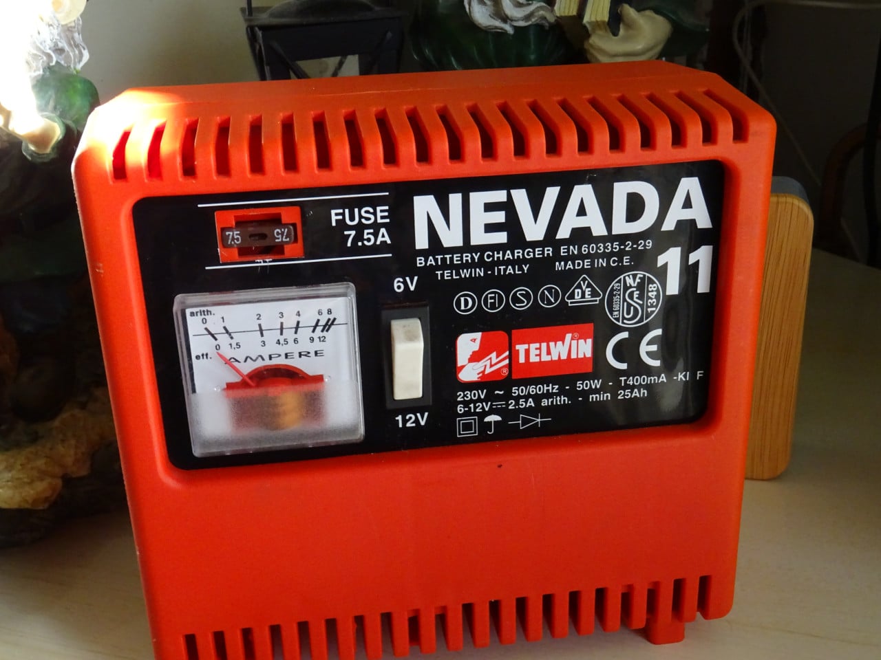 Nog bijna niet gebruikte battery charger 6 en 12 volt lader zie foto s