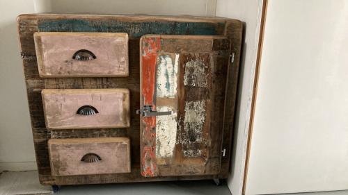 Industriële houten vintage kast