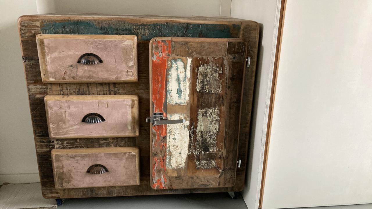 Industriële houten vintage kast