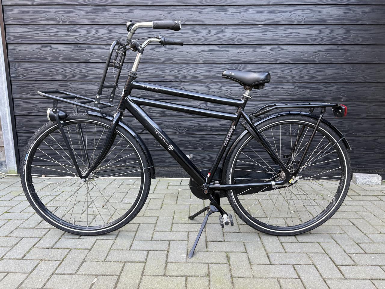 Zwarte transportfiets