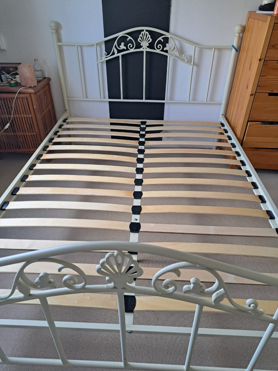 Ijzeren bed 1.40 m bij 2.00m met latten bodem 25,00€