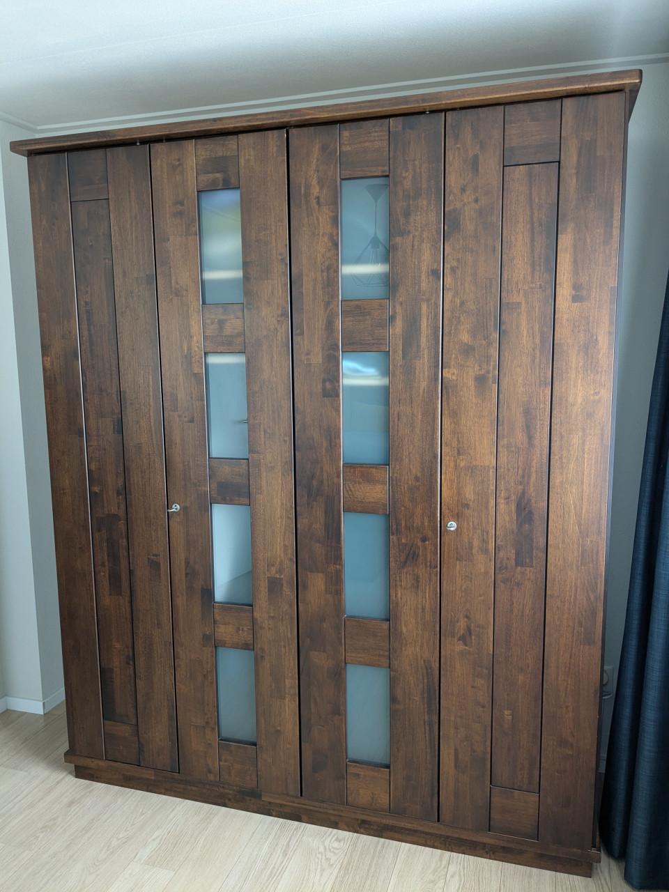 Mooie en solide kledingkast te koop aangeboden.