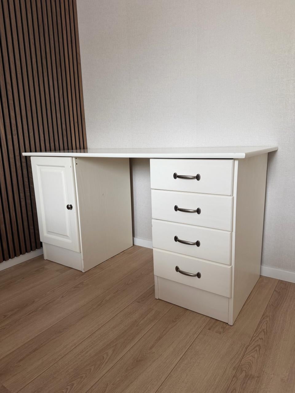 Bureau wit incl. bureaustoel