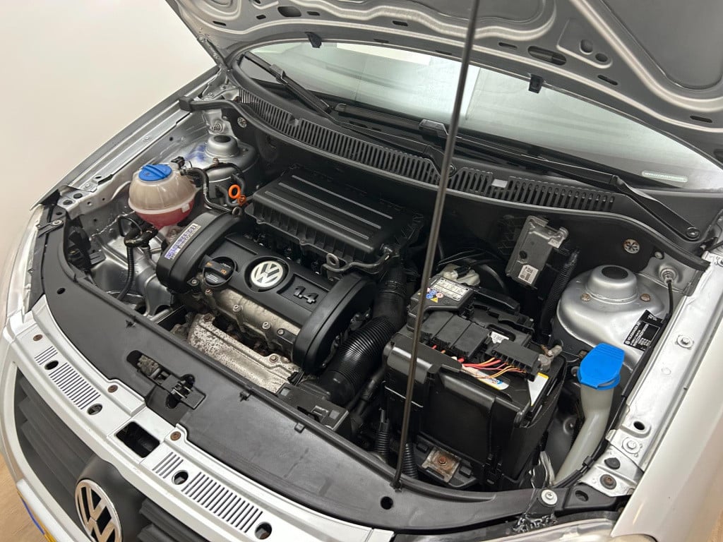Volkswagen Polo occasion 1.4-16v sportline | grijs | automaat | airco | twe