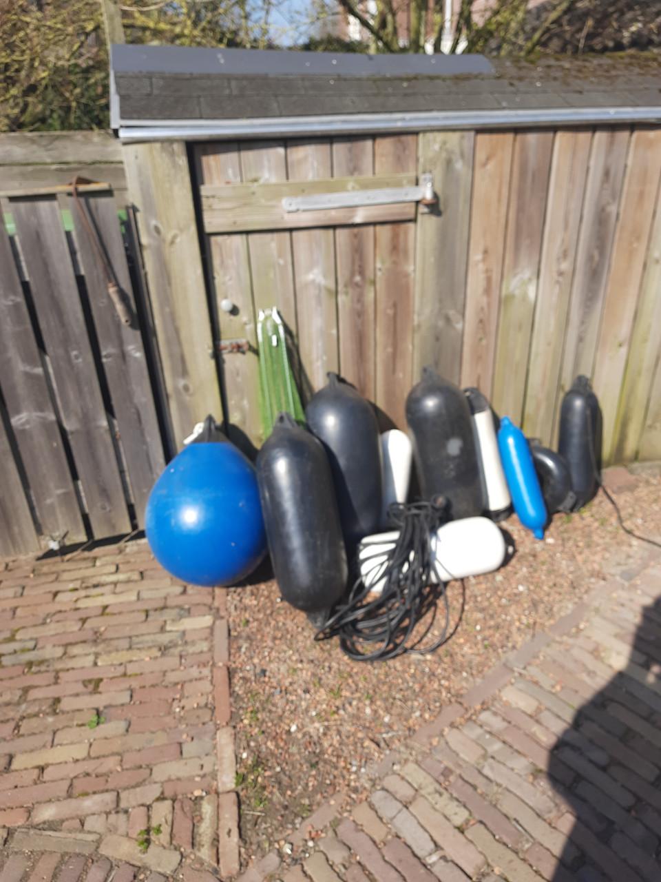 Te koop diverse watersportartikelen