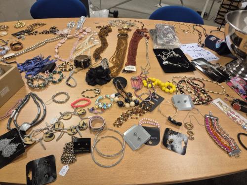 Partij van 100 riemen & sieraden & sjaals