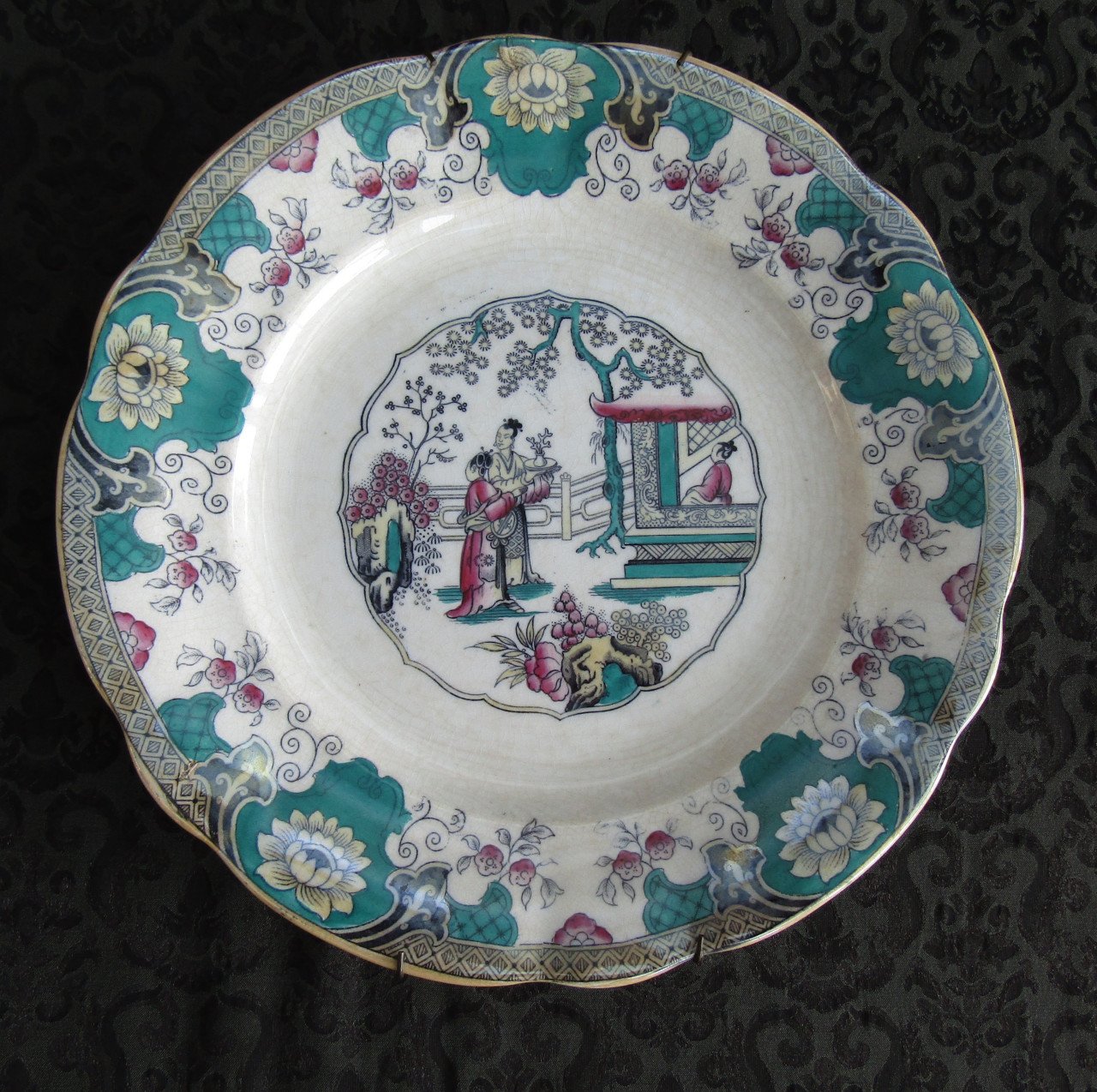Antiek Chinees bord. Voor bosje bloemen.