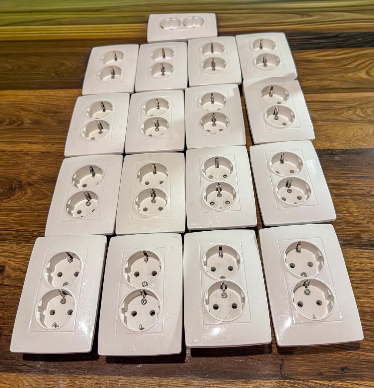 Niko dubbele stopcontacten + afdekramen te koop