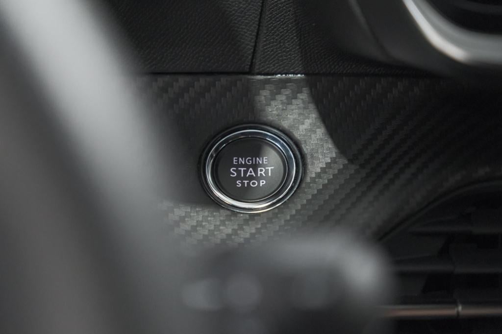 Peugeot 2008 1.2 hybrid 145 gt | camera | apple carplay | parkeersensoren