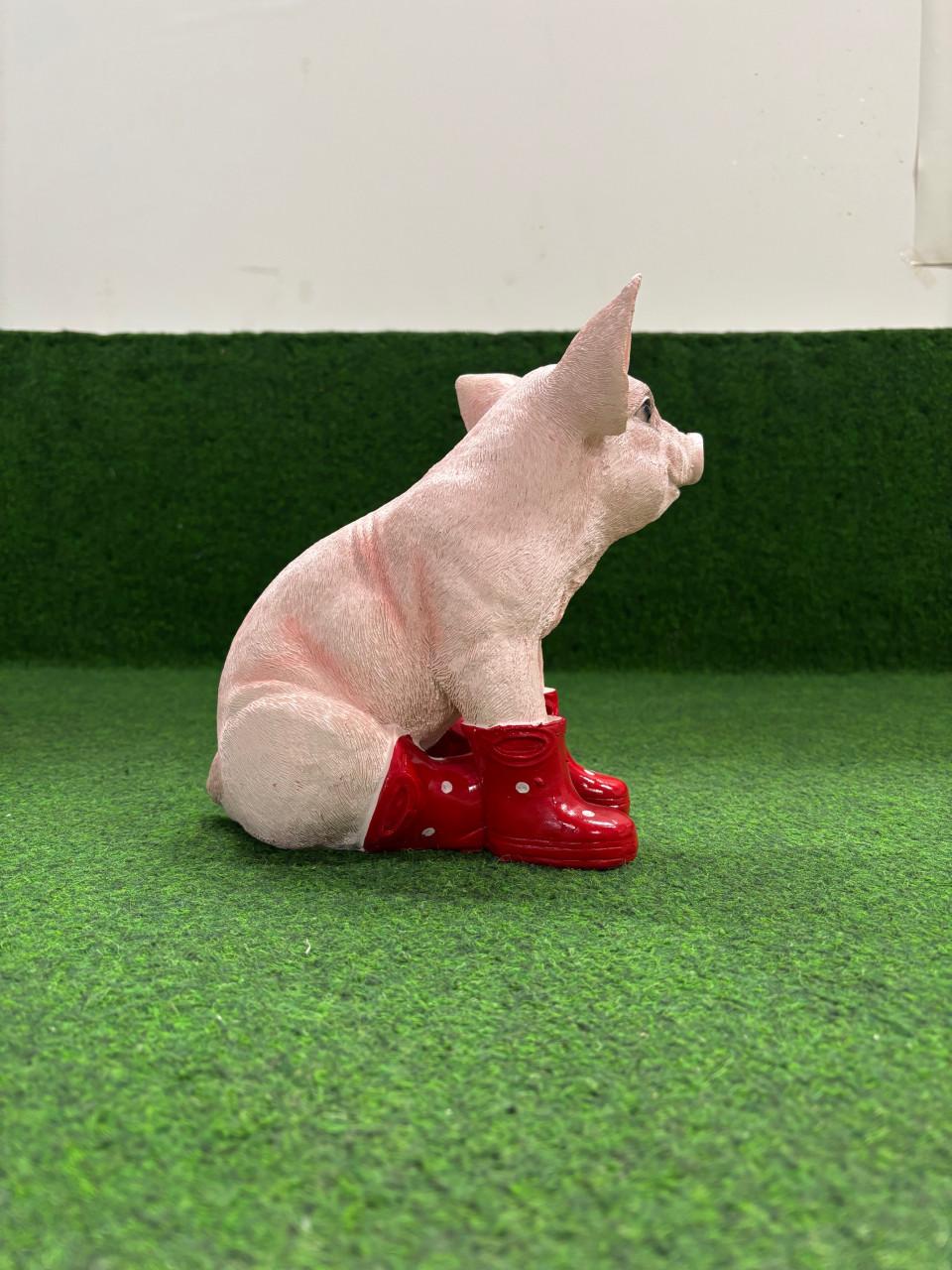 Varken zittend met rode laarzen