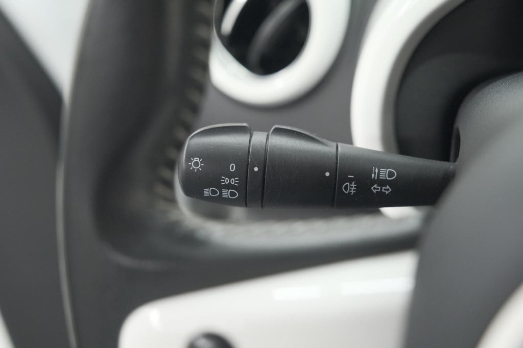 Renault Twingo sce limited | parkeersensoren | bluetooth | airco | 15 inch 