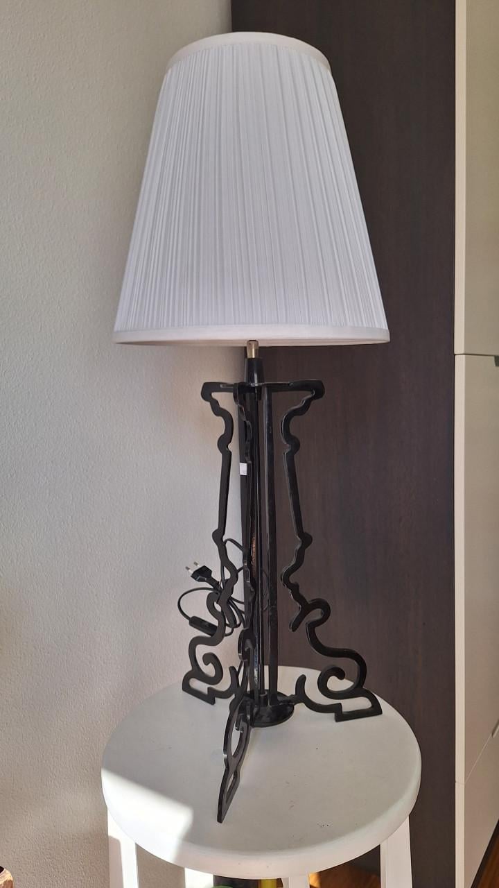 Staande mooie schemerlamp met sierlijke voet