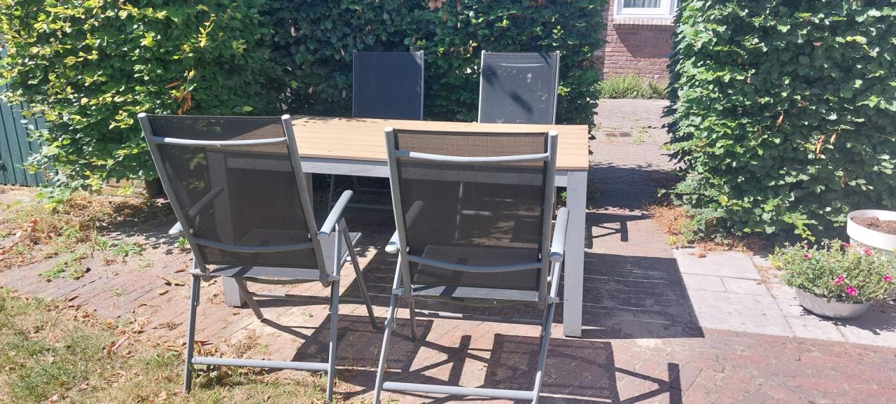 Tuintafel met stoelen