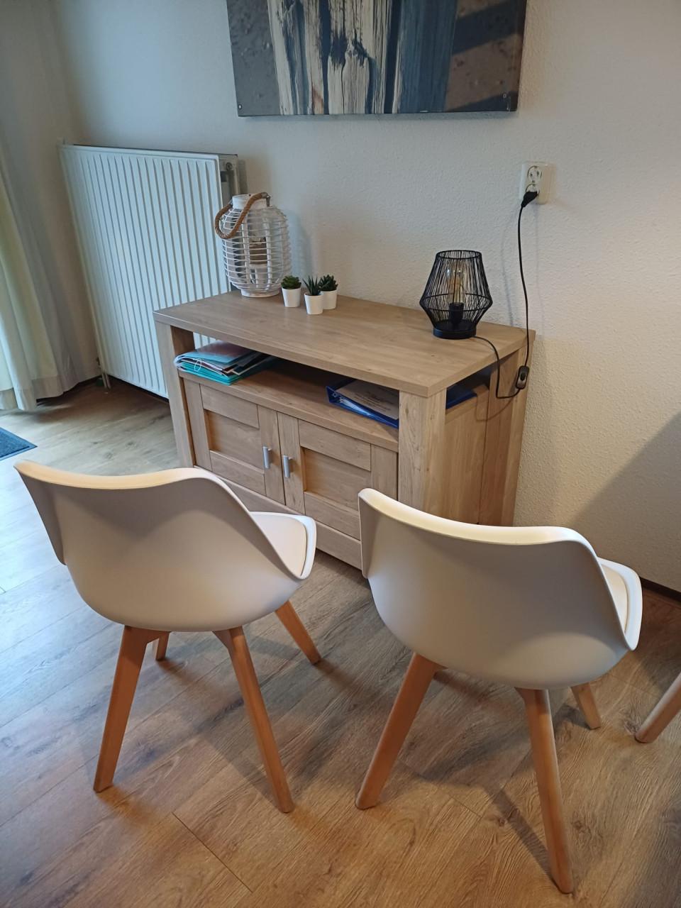 6 leuke witte eetkamerstoelen