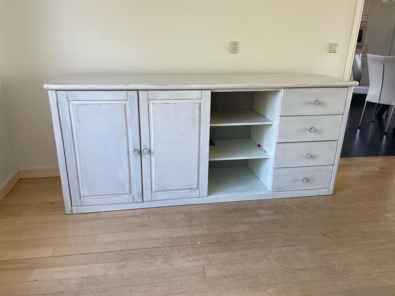 Dressoir eiken, afm. 205x88x53, decoratief wit geschilderd
