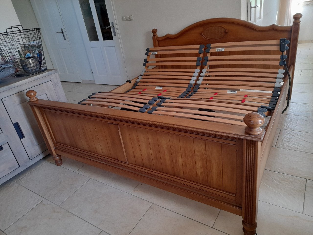 2 persoons bed met elektrisch verstelbare bodem 180 x 200 (in goede staat)