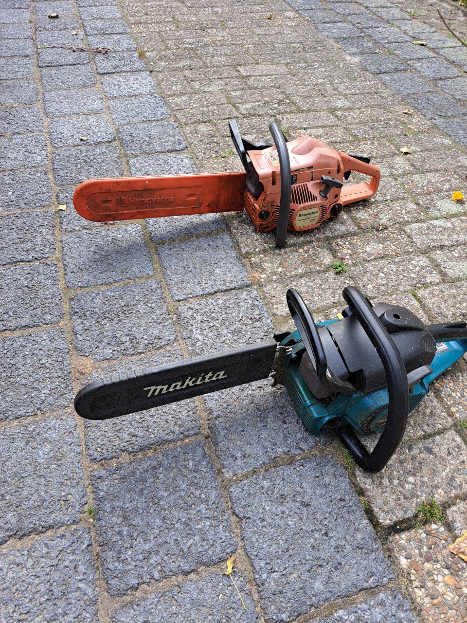 2 kettingzagen met werk. Gereserveerd.