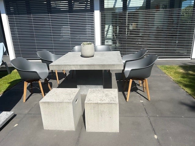 Çomposiet Tuintafel 130cm x 130 cm + 4 Hartman kuipstoelen + 2 hockers