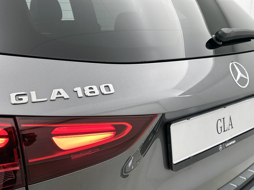 Mercedes-Benz Gla-klasse 180 business solution amg | nightpakket | trekhaak