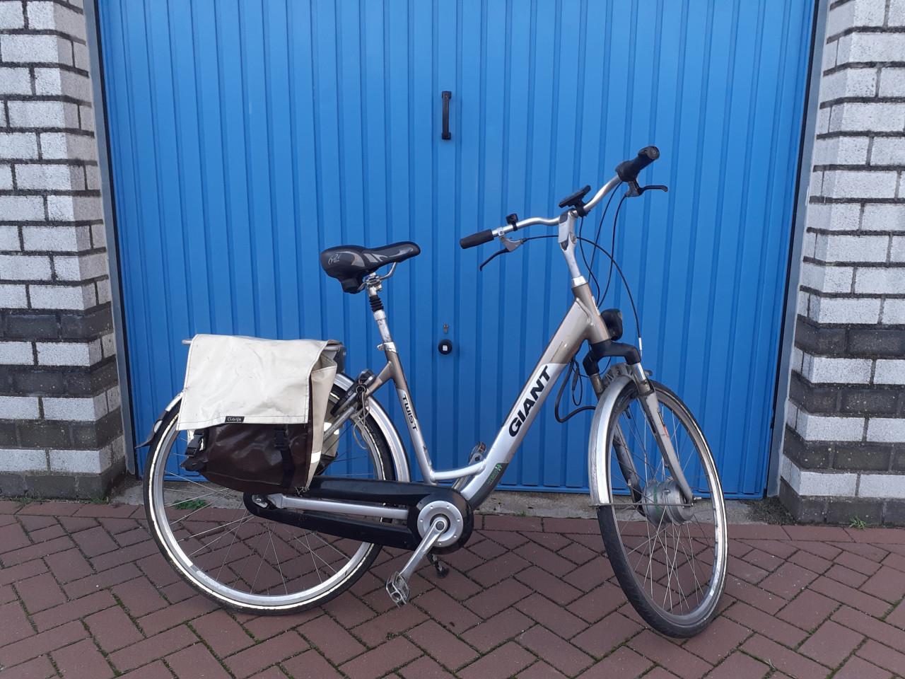 GEVRAAGD Elektrische -fiets GIANT -Twist mag met DEFECT